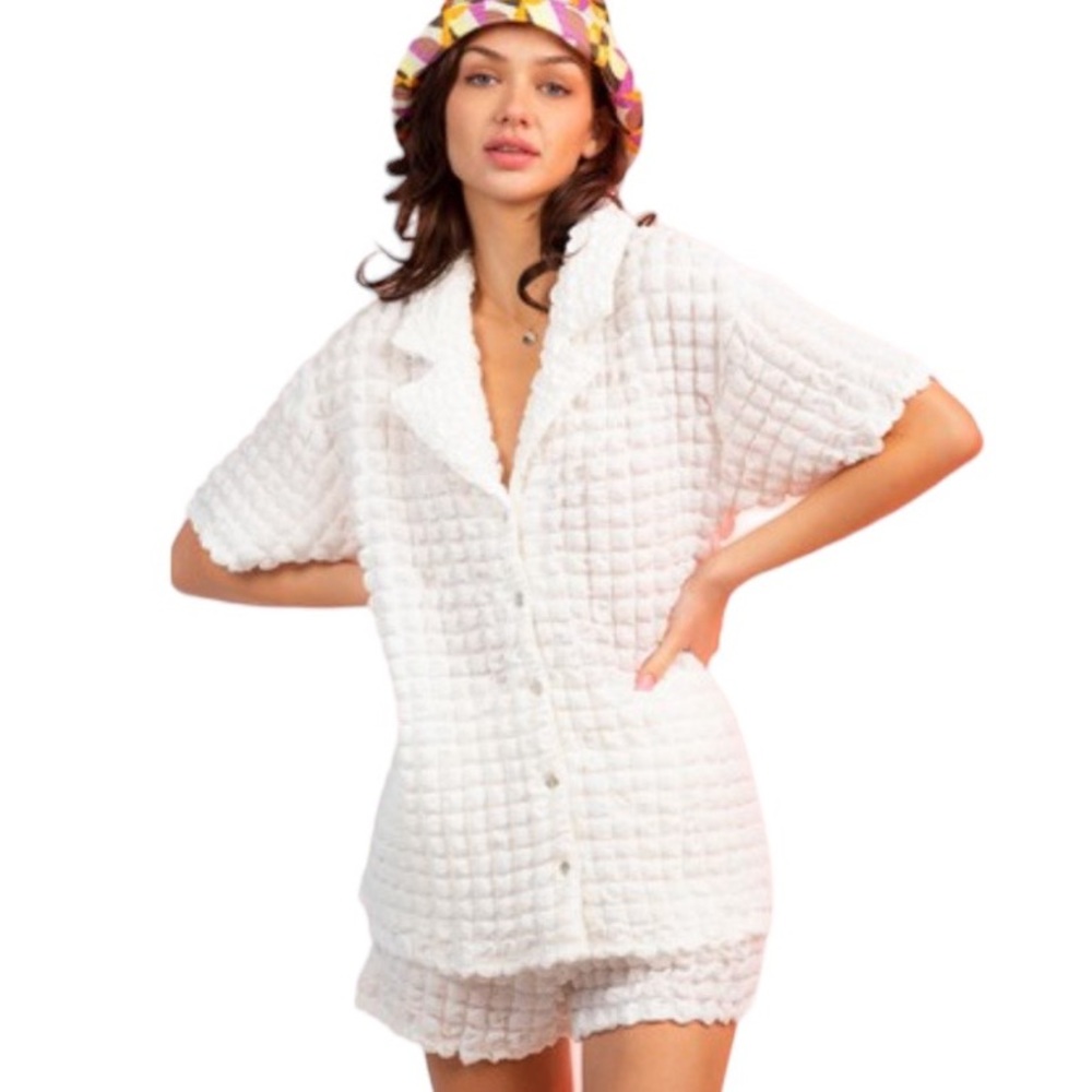 29. Women’s White Quilted Puffy 3-D Button-Up Short Set NWT